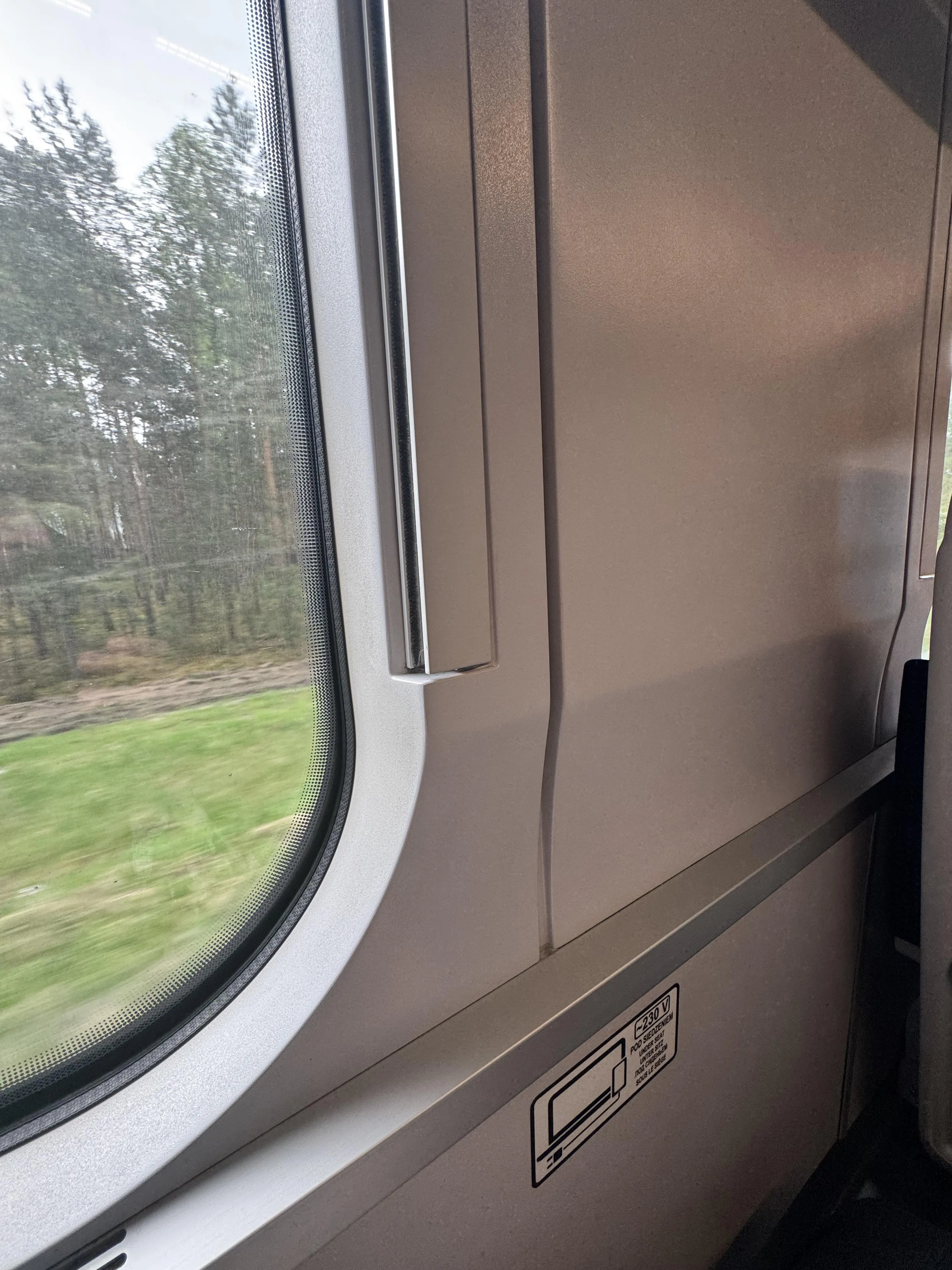 Zawsze, jak kupuję bilet „przy oknie”, to pechowo trafiam na takie miejsce. Jest jakiś sposób na odróżnienie prawdziwych miejsc przy oknie od tych jak na zdjęciu?