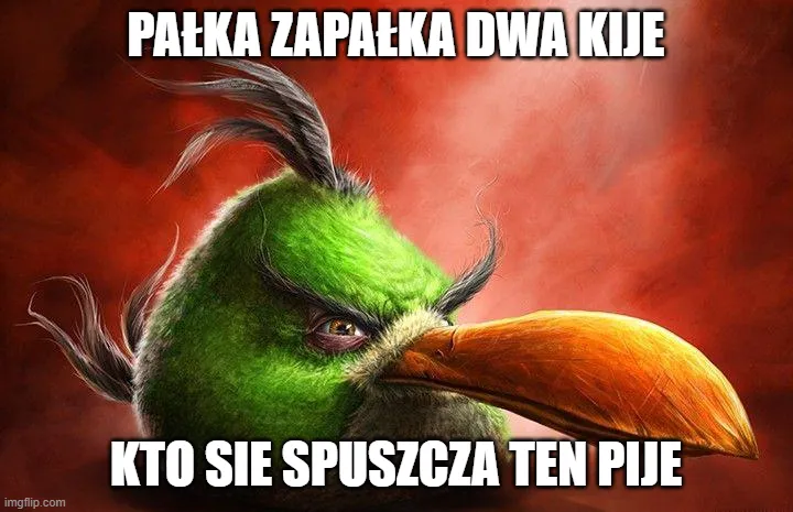 dziadek zdmuchujący kurz z książki